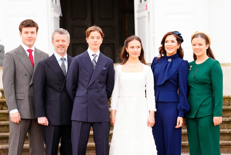 El príncipe Vincent y la princesa Josephine de Dinamarca posan con su familia: el rey Federico, la reina Mary, el príncipe heredero Christian y la princesa Isabella tras su confirmación en la iglesia del palacio de Fredensborg, en Fredensborg, Dinamarca, ayer 18 de abril. (EFE/EPA/IDA MARIE ODGAARD)
