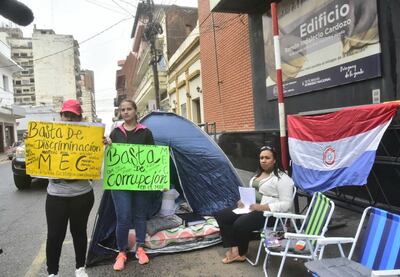 Tres madres están encadenadas desde ayer, martes, frente a la sede del Ministerio de Educación y Ciencias (MEC) por un supuesto caso de discriminación en escuela.