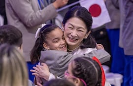 Pese a seguir los milenarios protocolos, la princesa Kiko no puede negarse al cariño que recibe en sus visitas oficiales.