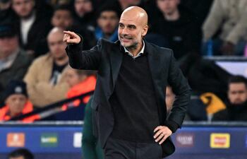 El entrenador español del Manchester City, Pep Guardiola, reacciona durante el partido de fútbol de la UEFA Champions League entre el Manchester City y el Borussia Dortmund en el Etihad Stadium.