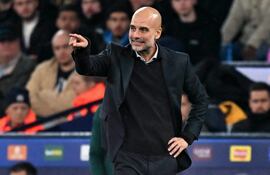 El entrenador español del Manchester City, Pep Guardiola, reacciona durante el partido de fútbol de la UEFA Champions League entre el Manchester City y el Borussia Dortmund en el Etihad Stadium.