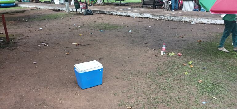 una conservadora y basuras en el suelo