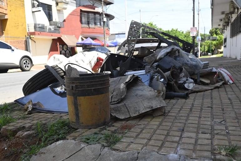 Nuevo vertedero irregular apareció sobre Alfredo Seiferheld y Cruz del Defensor, en el barrio Tembetary de Asunción.