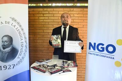 Carlos Martín Noguera Bazzano, ganador de la tercera edición del Premio de Novela Inédita "Beatriz Rodríguez Alcalá de González Oddone" posa con los ejemplares de su obra, "Librería San Macario".