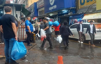 Turistas recorren la zona comercial de Ciudad del Este atraídos por la variada oferta de productos.