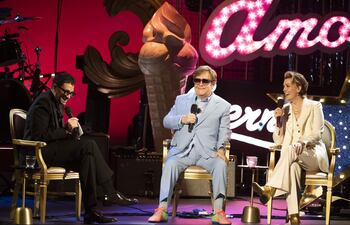 Elton John en su más pura esencia, tan festivo como reivindicativo, presentó este miércoles su nuevo álbum de la mano de la estrella del country Brandi Carlile.