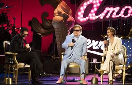 Elton John en su más pura esencia, tan festivo como reivindicativo, presentó este miércoles su nuevo álbum de la mano de la estrella del country Brandi Carlile.