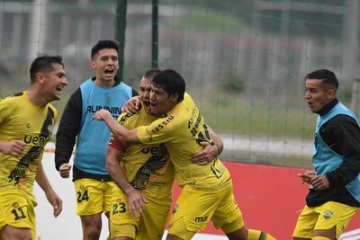 Lucas González va a festejar su tanto con Juan Núñez y Marcos Benítez, quienes participaron de la previa de la anotación. (Foto: Recoleta)