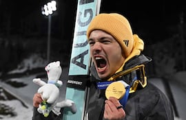 El saltador de esquí alemán Philipp Raimund (25 años) se llevó el oro en trampolín normal en Milano-Cortina 2026.