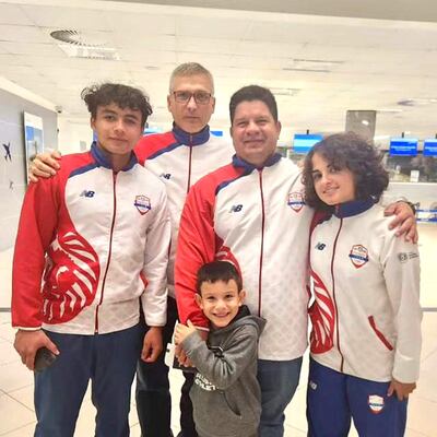 paraguayos Yasmín Rojas y Mauro González junto al profesor Dayron Delgado rumbo a Italia.