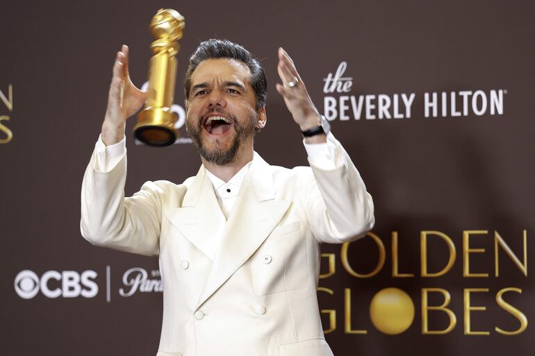 El brasileño Wagner Moura celebra con su histórico Globo de Oro al Mejor actor de drama por "El agente secreto".