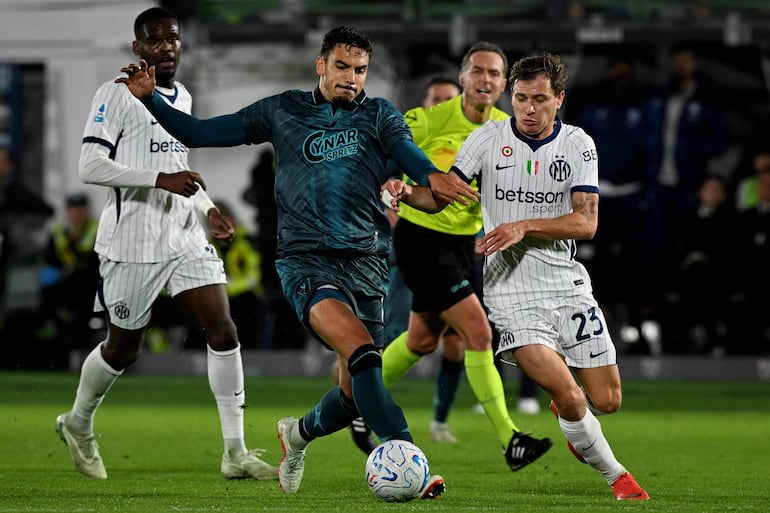 El defensa argentino del Venezia FC, Matías Moreno, lucha por el balón con el centrocampista italiano del Inter de Milán, Nicolò Barella, durante el partido de fútbol de la Serie A italiana entre el Venezia y el Inter de Milán en el Estadio Pier Luigi Penzo.