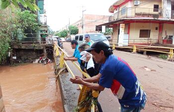 La Policía Nacional reportó esta mañana el hallazgo del cuerpo sin vida del hombre que estaba desaparecido desde el pasado domingo luego de ser arrastrado por el arroyo Acaraymí, en el barrio Pablo Rojas.