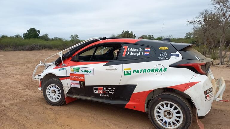 El Toyota GR Yaris de Fabrizio Galanti y Pedro Sosa está listo para encarar la carrera.