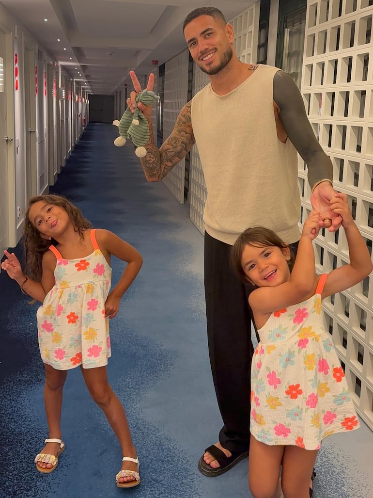 El albirrojo Tonny Sanabria con sus princesitas Mía y Arianna. (Instagram/Tonny Sanabria)