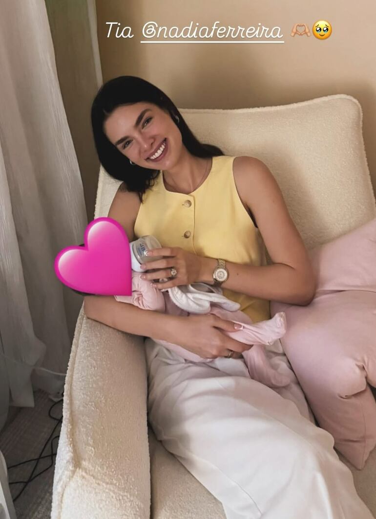 Nadia Ferreira dando el biberón a la tierna Eloísa. (Instagram/Lele Pons)