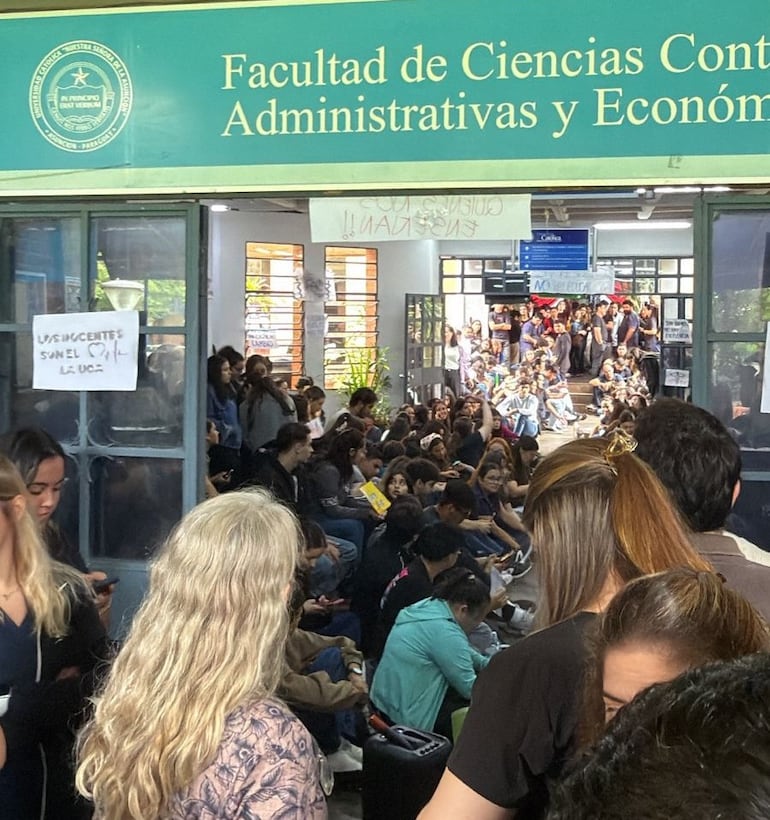 Universidad Católica: estudiantes ratifican paro y sigue conflicto con decano de Medicina