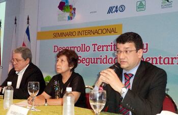 julio-calderon-por-el-iica-celsy-campos-por-fao-y-mario-leon-por-mag-ayer--205953000000-1401267.jpg