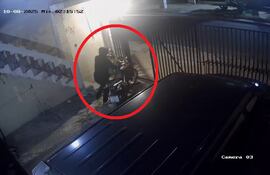 Roban motocicleta del patio de una vivienda en Sajonia