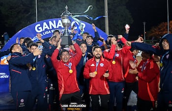 Los chilenos festejaron inédita conquista en la Zona Sur de la Liga Evolución de fútbol playa.