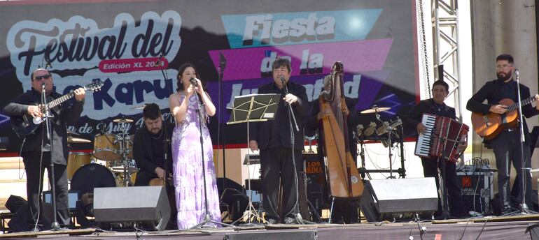 Los Diamantes Yuteños con Sofía Lorena en el escenario del Festival Itakaru.