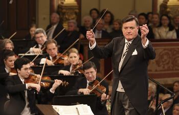 La Orquesta Filarmónica de Viena ofrece su célebre Concierto de Año Nuevo que, bajo la batuta del maestro alemán Christian Thielemann, es televisado en directo a cerca de un centenar de países cada primero de año desde la Sala Dorada del Musikverein de la capital austríaca.
