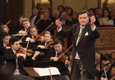 La Orquesta Filarmónica de Viena ofrece su célebre Concierto de Año Nuevo que, bajo la batuta del maestro alemán Christian Thielemann, es televisado en directo a cerca de un centenar de países cada primero de año desde la Sala Dorada del Musikverein de la capital austríaca.