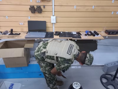 Un efectivo de la Dimabel en el local atracado, en Asunción.