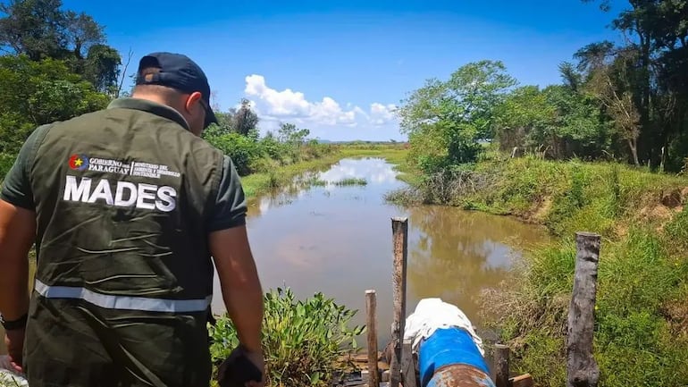 Funcionarios del Mades realiza verificación de bombeo de agua desde el río Tebicuary.