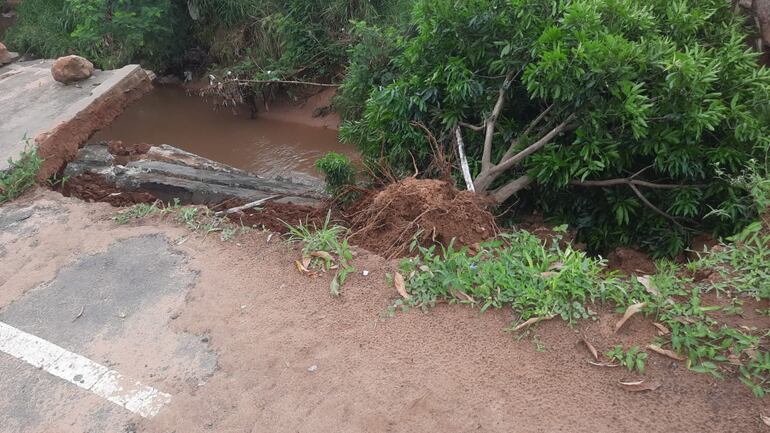 El puente se había desmoronado luego de que un árbol de mango fue arrastrado por la corriente de agua generado tras una tormenta.