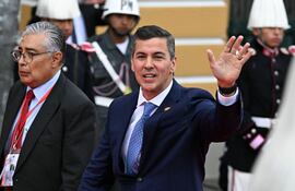 Santiago Peña, presidente de Paraguay, saluda a su llegada a La Paz.