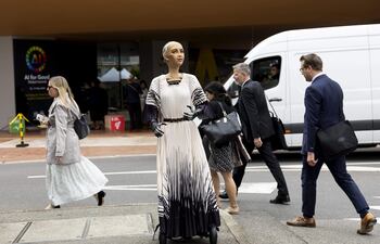 El robot AI 'Sophia', que utiliza inteligencia artificial, se ve frente a la entrada de la Cumbre Mundial AI for Good 2024 de la UIT, en Ginebra, Suiza.