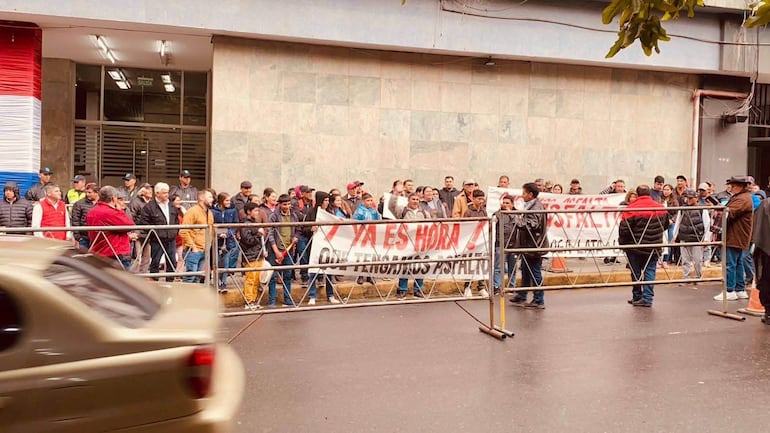 Pobladores de Borja y Mbuyapey se manifestaron frente al MOPC hace un año.
