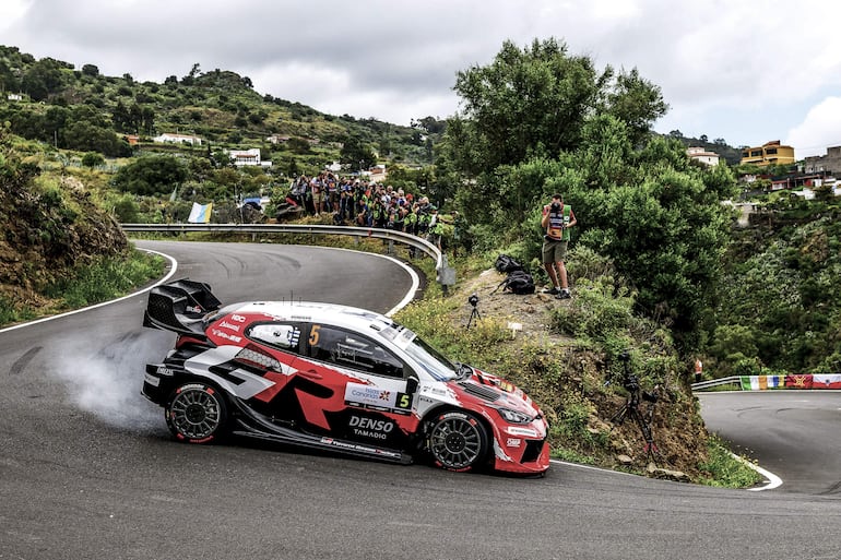 Sami Pajari y Marko Salminen, del equipoToyota Gazoo Racing WRT2, durante el shakedown. 