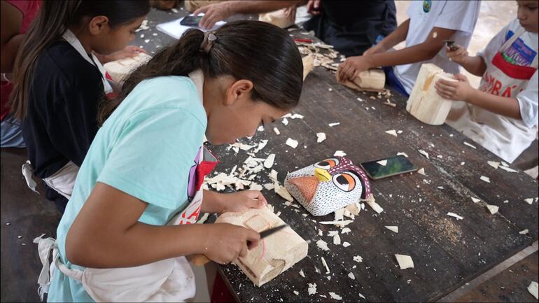 Niños de la compañía Rosado de Tobatí realizan tallados en madera que serán expuestos en Alemania.