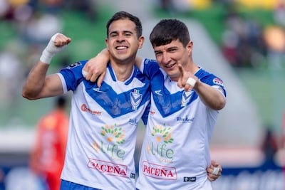 Walter Ramón Araújo Molinas (izquierda) y Alex Albino Cáceres Méndez, futbolistas paraguayos del Gualberto Villarroel San José.