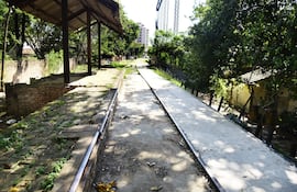 La franja del antiguo ferrocarril permanece en abandono, a pesar de que está destinada al futuro tren de cercanías.