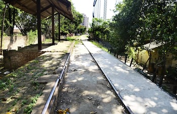 La franja del antiguo ferrocarril permanece en abandono, a pesar de que está destinada al futuro tren de cercanías.
