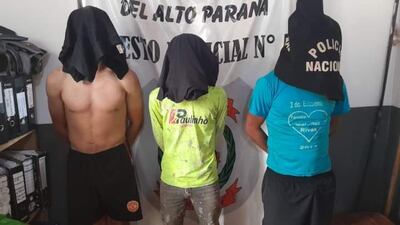 Los tres detenidos en el primer procedimiento realizado ayer por agentes del Puesto Policial Nº 5.