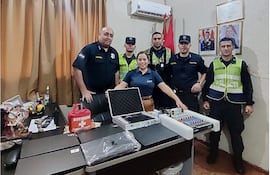 Agentes de la comisaría 10° de Roque Alonso junto a la directora Norma Torres y las evidencias.