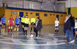 Autoridades de la Divisional de Futsal FIFA en el puntapié inicial del certamen femenino.