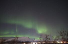 Imagen de una aurora boreal este mes de febrero en Finlandia, cerca del Círculo Polar Ártico, una zona que el próximo lunes será motivo de investigación de un grupo de expertos, que inician un trabajo de grabación desde la atmósfera para desentrañar algunas incógnitas sobre la formación y el funcionamiento de este fenómeno.
