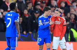 El delantero argentino del SL Benfica, Gianluca Prestianni, se cubre la boca mientras discute con el delantero brasileño del Real Madrid, Vinícius Júnior, quien se quejó de presuntos insultos racistas durante el partido de ida de los play-offs de la fase eliminatoria de la UEFA Champions League entre el SL Benfica y el Real Madrid CF, disputado en el Estadio da Luz de Lisboa.