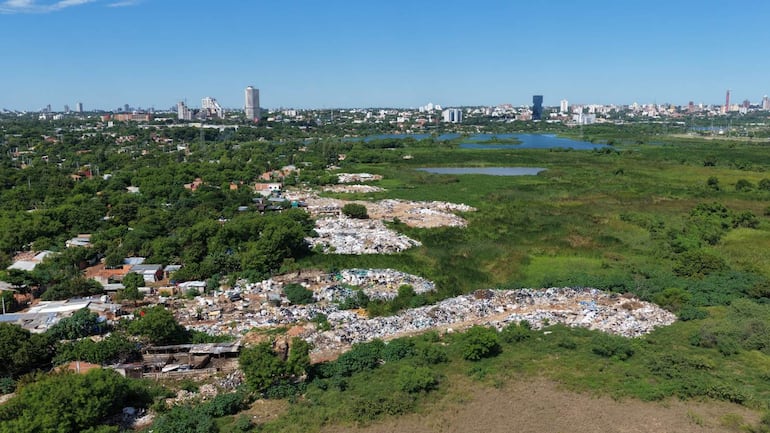 Vista aérea de la Costanera Norte, con montículos de basura a pocos metros del arroyo Mburicaó y el Parque Lineal.