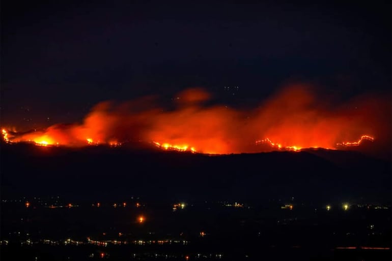 Un incendio forestal en una zona rural entre los municipios de San Luis y Gualanday del departamento del Tolima (Colombia). EFE/ @gobertolima