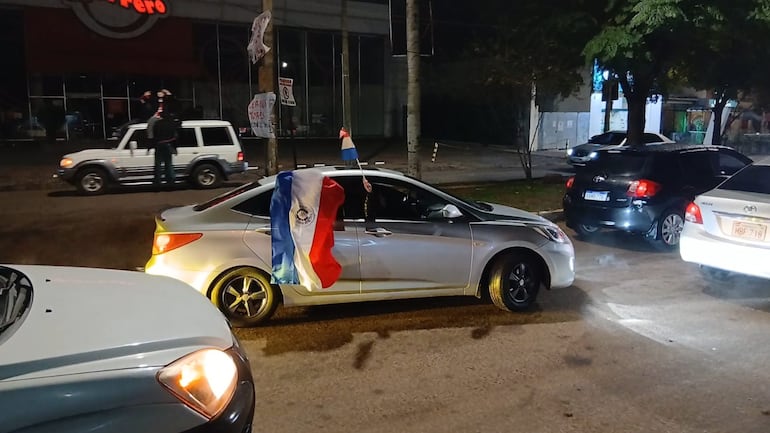 Gran caravana de vehículos en el bulevar Bicentenario de Villarrica.