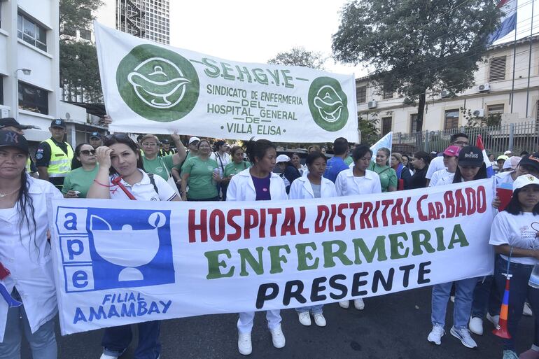 Personal de enfermería de todo el país, llegó frente al Ministerio de Salud para marchar hasta el Congreso Nacional. 
