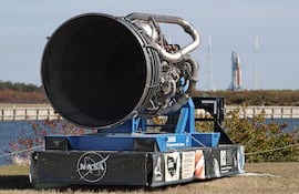Uno de los enormes motores RS-25 que impulsan el cohete del Sistema de Lanzamiento Espacial (SLS) de Artemis II se exhibe mientras el lanzador móvil 1, que transporta el cohete lunar y la nave Orion, inicia el proceso de traslado desde el Complejo de Lanzamiento 39B hacia el Edificio de Ensamblaje de Vehículos, en el Centro Espacial Kennedy, en Florida, el 25 de febrero de 2026.