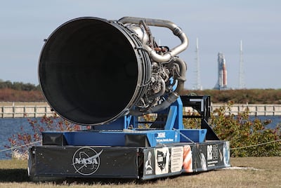 Uno de los enormes motores RS-25 que impulsan el cohete del Sistema de Lanzamiento Espacial (SLS) de Artemis II se exhibe mientras el lanzador móvil 1, que transporta el cohete lunar y la nave Orion, inicia el proceso de traslado desde el Complejo de Lanzamiento 39B hacia el Edificio de Ensamblaje de Vehículos, en el Centro Espacial Kennedy, en Florida, el 25 de febrero de 2026.