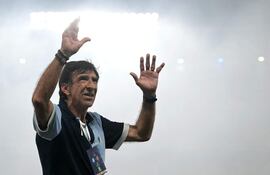 El argentino Gustavo Costas, entrenador de Racing, celebra la victoria y clasificación a la final de la Copa Sudamericana 2024.